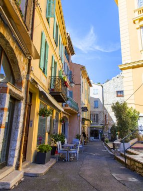 Vence, Fransa, üzerinde 8 Mart 2018. Tipik şehir sokak eski taş evler ' Provence'de küçük dağ town karakteristik.