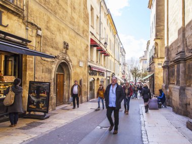 Aix-en-Provence, Fransa, üzerinde 8 Mart 2018. Provence küçük kasaba için tipik cadde boyunca insanlar gider. Parlak güneşli bahar günü