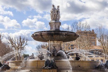 Aix-en-Provence, Fransa, üzerinde 8 Mart 2018. Antik Çeşme Rotonda, bir şehir içinde çok sayıda