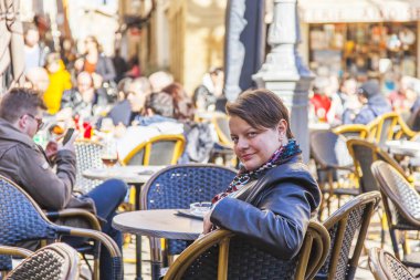 Aix-en-Provence, Fransa, üzerinde 8 Mart 2018. İnsanlar biraz dinlen ve şehrin tarihi kesiminde pitoresk sokak kafe. 