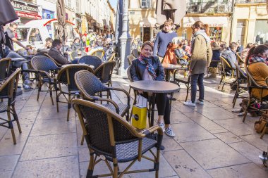 Aix-en-Provence, Fransa, üzerinde 8 Mart 2018. İnsanlar biraz dinlen ve şehrin tarihi kesiminde pitoresk sokak kafe. 