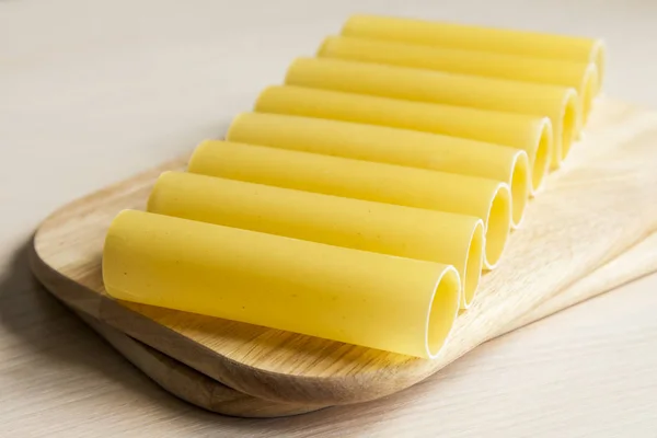 Italská Pasta Hrubé Canellonni Kuchyňském Stole — Stock fotografie