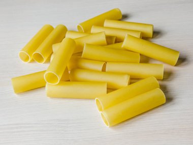 İtalyan Yapıştır. Mutfak masasının üzerinde ham canellonni