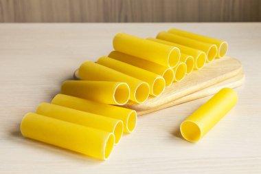 İtalyan makarna. Mutfak masasının üzerinde ham cannelloni