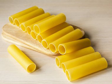 İtalyan makarna. Mutfak masasının üzerinde ham cannelloni