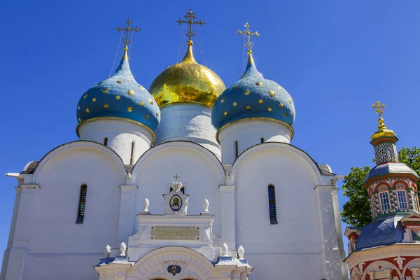 セルギエフポサド ポサード ロシア 2018 Troitsko Sergiyevskaya ゲッケイジュ 都市および重要なオーソドックスな神社の つの主要な光景 修道院の地域の教会 — ストック写真