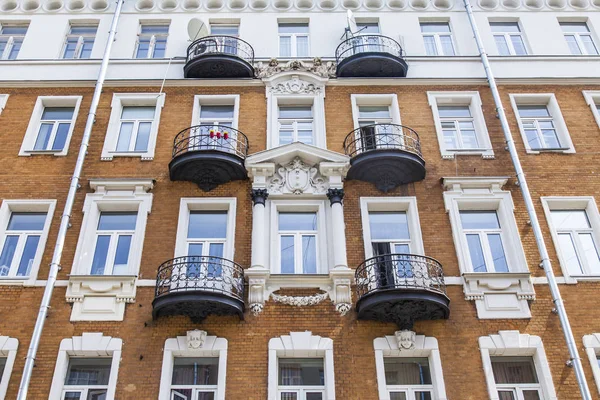 莫斯科 俄罗斯 在2018年6月4日 历史建筑围绕现代主义风格的典型住宅门面的建筑片断 — 图库照片
