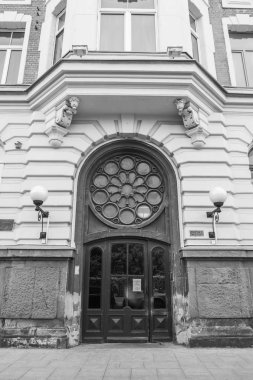 Moskova, Rusya, 4 Haziran 2018. Bina cephe tarihi çevresinde modernist tarzı tipik bir evi mimari bir parçası. Bir giriş kapısı ile güzel süsleme