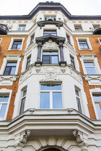 莫斯科 俄罗斯 在2018年6月4日 历史建筑围绕现代主义风格的典型住宅门面的建筑片断 — 图库照片