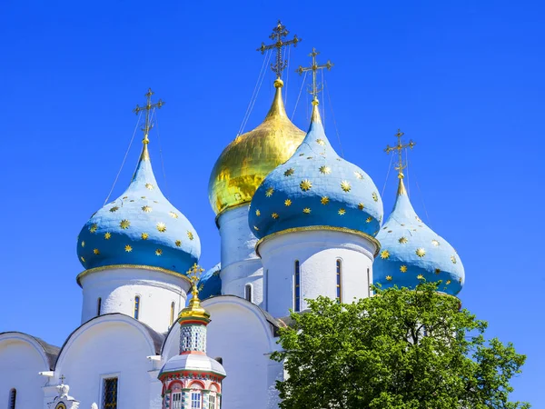 Sergiyev Posad, Rusya, üzerinde 21 Mayıs 2018. Troitsko-Sergiyevskaya Laurus, şehir ve önemli Ortodoks türbelerin biri ana görme. Kilise Manastırı ülkesinde