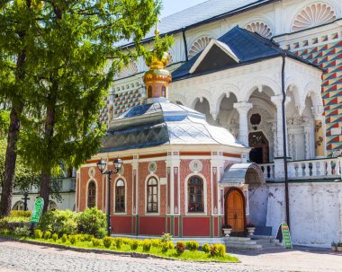 Sergiyev Posad, Rusya, üzerinde 21 Mayıs 2018. Troitsko-Sergiyevskaya Laurus, şehir ve önemli Ortodoks türbelerin biri ana görme. Kilise Manastırı ülkesinde giriş