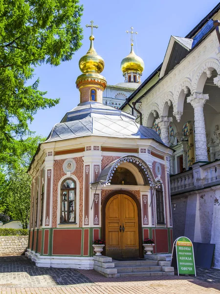 Sergiyev Posad, Rusya, üzerinde 21 Mayıs 2018. Troitsko-Sergiyevskaya Laurus, şehir ve önemli Ortodoks türbelerin biri ana görme. Kilise Manastırı ülkesinde giriş