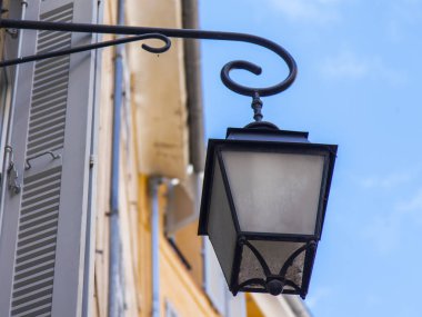 Aix-en-Provence, Fransa, 9 Mart 2018. Eski şehrin bina cephe dekorasyon güzel eski lamba bilir