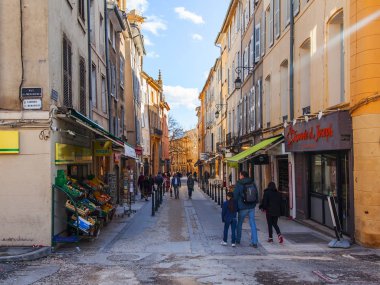 Aix-en-Provence, Fransa, üzerinde 8 Mart 2018. Provence küçük kasaba için tipik cadde boyunca insanlar gider. Parlak güneşli bahar günü