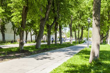 Sergiyev Posad, Rusya, üzerinde 21 Mayıs 2018. pitoresk avenue, eski bir tarihi kentin ağaçlar. 