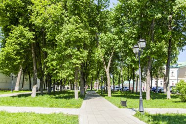 Sergiyev Posad, Rusya, üzerinde 21 Mayıs 2018. pitoresk avenue, eski bir tarihi kentin ağaçlar. 