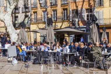 Aix-en-Provence, Fransa, üzerinde 8 Mart 2018. İnsanlar biraz dinlen ve şehrin tarihi kesiminde pitoresk sokak kafe. 