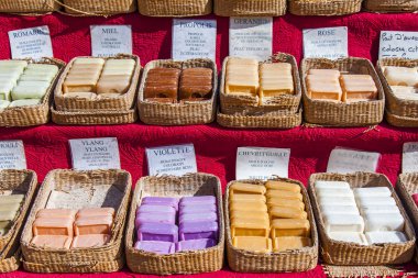 Aix-en-Provence, Fransa, 6 Mart 2018. Provence sabun doğal malzemelerle geleneksel hatıralıklar