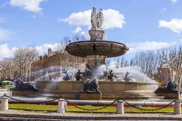 法国的普罗旺斯 在2018年3月8日 古老的喷泉罗通达 城市中的许多人之一 — 图库照片