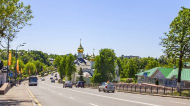 Sergiyev Posad, Rusya, üzerinde 21 Mayıs 2018. Şehrin tarihi bir parçası pitoresk sokakta arabalar gitmek. Eski kilise uzakta