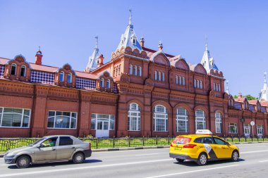 Sergiyev Posad, Rusya, üzerinde 21 Mayıs 2018. Şehrin tarihi bir parçası pitoresk sokakta arabalar gitmek.