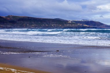 Atlantik Okyanusu kıyısında sörf dalgaları. 