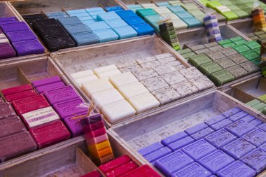 Aix-en-Provence, Fransa, 6 Mart 2018. Provence sabun doğal malzemelerle geleneksel hatıralıklar