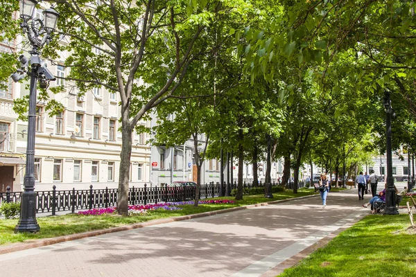 Moscou Russie Juin 2018 Les Gens Longent Boulevard Rozhdestvensky Journée — Photo