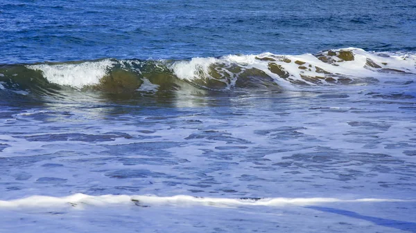Vagues Pittoresques Surf Sur Côte Océan Atlantique Par Temps Nuageux — Photo