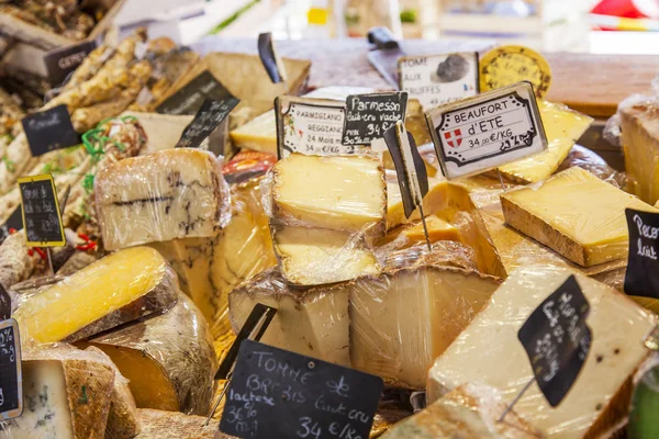 法国的普罗旺斯 在2018年3月6日 各种各样的农夫法国乳酪在知名的康斯萨勒亚市场的柜台被放置了 — 图库照片