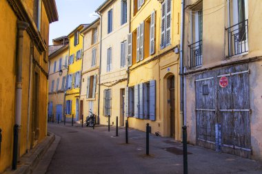 Aix-en-Provence, Fransa, üzerinde 8 Mart 2018. Kentsel görünümü Provence küçük kasaba için tipik. Parlak güneşli bahar günü