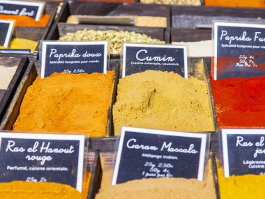Aix-en-Provence, Fransa, 6 Mart 2018. Baharatlar, Provence ve baharat için tipik Pazar pazarı sayaçları üzerinde koyulur 