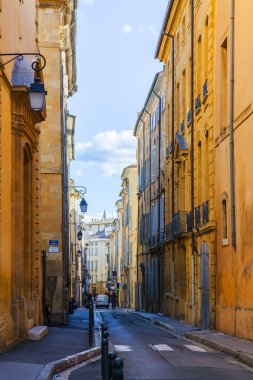 Aix-en-Provence, Fransa, üzerinde 8 Mart 2018. Kentsel görünümü Provence küçük kasaba için tipik. Parlak güneşli bahar günü