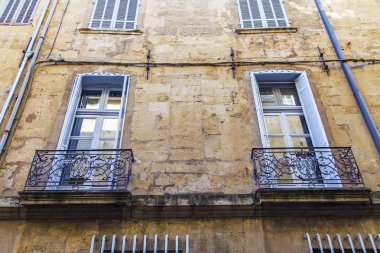 Aix-en-Provence, Fransa, 6 Mart, 2018 /. Bir güzel ajur balkonlu eski bina cephe bilir