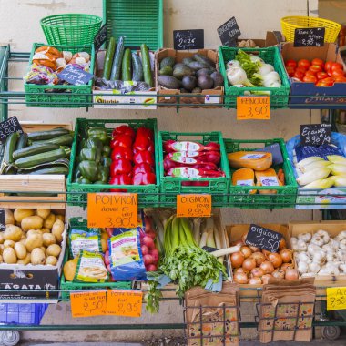 Aix-en-Provence, Fransa, 6 Mart 2018. Çeşitli sebze ve meyve Pazar pazarı sayaçları üzerinde koyulur