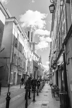 Aix-en-Provence, Fransa, üzerinde 8 Mart 2018. Kentsel görünümü Provence küçük kasaba için tipik. Parlak güneşli bahar günü