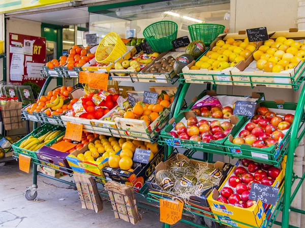 法国的普罗旺斯 在2018年3月6日 星期日市场的柜台上摆放着各种蔬菜和水果 — 图库照片