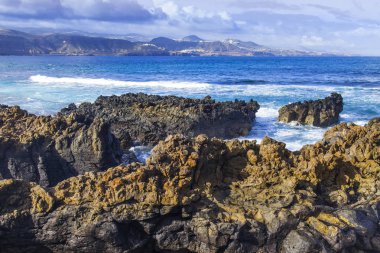 Atlantik Okyanusu kıyısında pitoresk kayaya dalgalar tarafından yıkanmış
