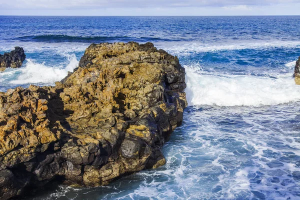 Picturesque Rock Coast Atlantic Ocean Washed Waves — Stock Photo, Image