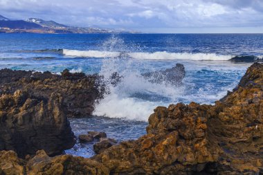 Atlantik Okyanusu kıyısında pitoresk kayaya dalgalar tarafından yıkanmış
