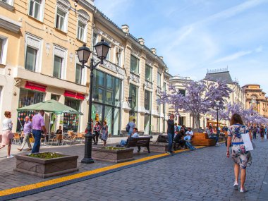 Moskova, Rusya, 4 Haziran 2018. Güneşli yaz günü. Kentsel görünümü. İnsanlar Kuznetsky köprü cadde boyunca gider