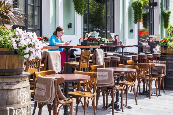 Moscow Rússia Junho 2018 Pequenas Mesas Café Verão Ficam Calçada — Fotografia de Stock