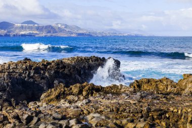 Atlantik Okyanusu kıyısında pitoresk kayaya dalgalar tarafından yıkanmış