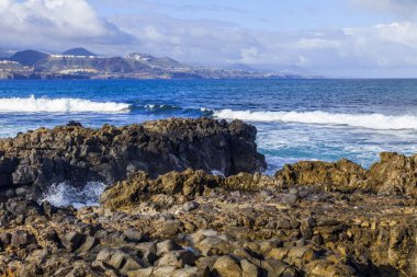 Atlantik Okyanusu kıyısında pitoresk kayaya dalgalar tarafından yıkanmış