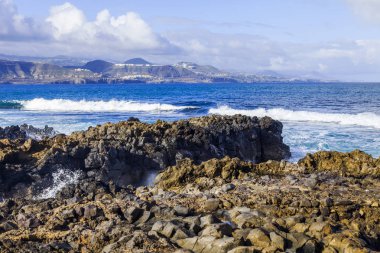Atlantik Okyanusu kıyısında pitoresk kayaya dalgalar tarafından yıkanmış