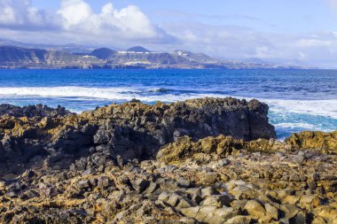 Atlantik Okyanusu kıyısında pitoresk kayaya dalgalar tarafından yıkanmış