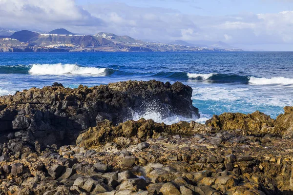 Atlantik Okyanusu kıyısında pitoresk kayaya dalgalar tarafından yıkanmış