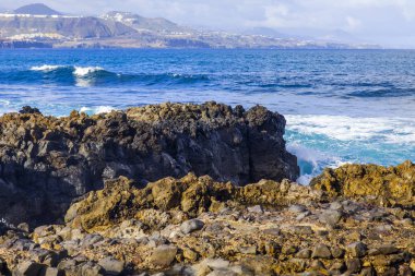 Atlantik Okyanusu kıyısında pitoresk kayaya dalgalar tarafından yıkanmış