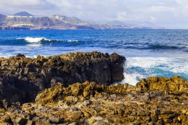 Atlantik Okyanusu kıyısında pitoresk kayaya dalgalar tarafından yıkanmış