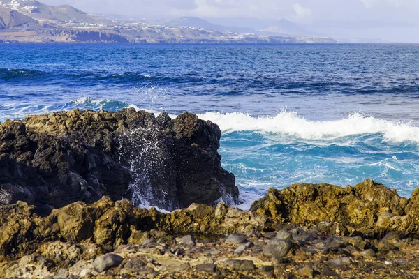 Pintoresca Roca Costa Del Océano Atlántico Está Bañada Por Olas — Foto de Stock